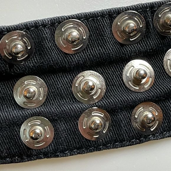 Snap Belt Black with silver studs that closes in the back - Picture 3 of 6